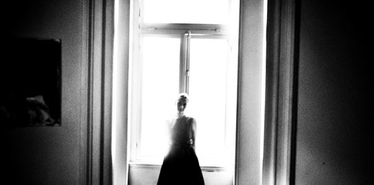 Follow me Home: Η έκθεση φωτογραφίας που γεφυρώνει το ορατό με το μη ορατό