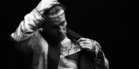 O Christian Bale κυκλοφορεί αγνώριστος στη Νέα Υόρκη ως Frankenstein