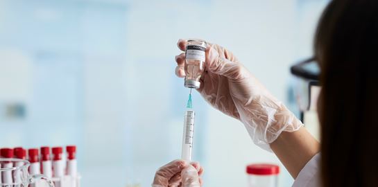 Η Βρετανία είναι η πρώτη χώρα παγκοσμίως που ενέκρινε το εμβόλιο των AstraZeneca/Οξφόρδης