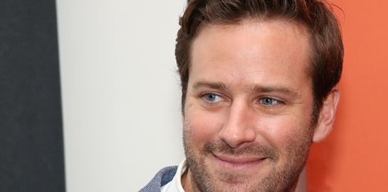 Ο Armie Hammer ξέρει πώς να δείχνει cool φορώντας κοστούμι το καλοκαίρι