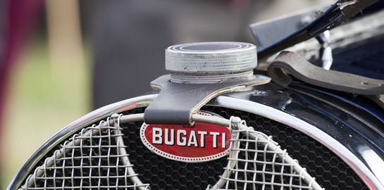 Η Bugatti μόλις αποκάλυψε την άγνωστη σχέση της με τον Alain Delon