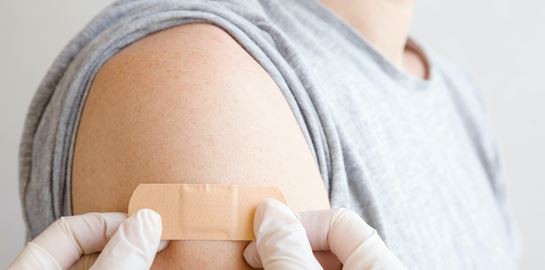 Το εμβόλιο της Οξφόρδης προκάλεσε ανοσοαπόκριση και σε ηλικιωμένους και σε νέους