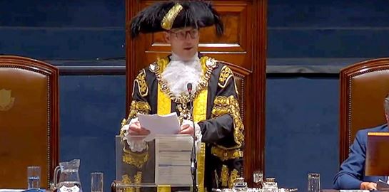 Υποκλινόμαστε στον δήμαρχο του Πόρτσμουθ που ανέλαβε καθήκοντα στα Κλίνγκον με Metallica στο φόντο