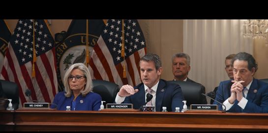 Ξέρουμε πού θα δεις το ντοκιμαντέρ για το πώς ο Donald Trump έφτασε να δικάζεται για 4 αδικήματα