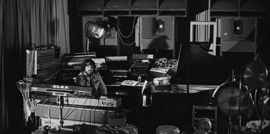 Elon Musk, Κώστας Γαβράς και σύσσωμος ο καλλιτεχνικός κόσμος αποχαιρετούν τον Βαγγέλη Παπαθανασίου