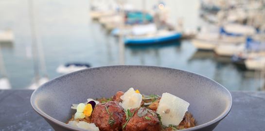 Bites &amp; Wine: Εκεί το κρέας συνάντησε το Βαρούλκο