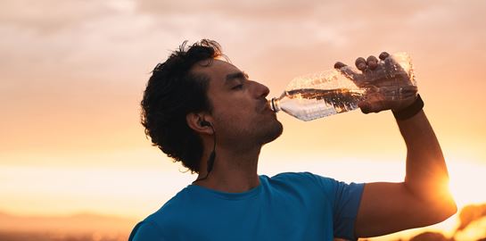 Πώς να υπολογίσεις πόσο νερό πρέπει να πίνεις κάθε μέρα