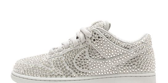 Ποιος γέμισε με διαμάντια τα Dunk Low της Nike;