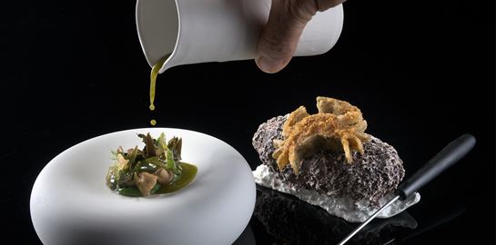 Ένα από τα κορυφαία ελληνικά εστιατόρια σερβίρει ροδίτικο fine dining στην Αθηναϊκή Ριβιέρα