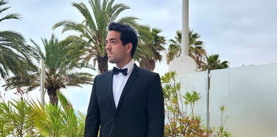 Σε άλλα νέα, παραγωγός εκδιώχθηκε από τις Κάννες επειδή φορούσε loafers