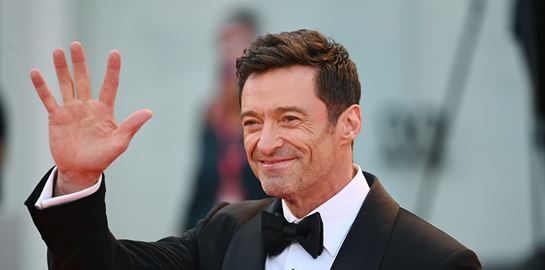 Μέχρι και ο Hugh Jackman φοράει eye patches