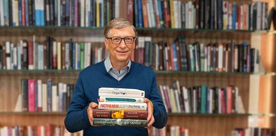 Η λίστα του Bill Gates με τα φετινά βιβλία που θα πάρει στην παραλία
