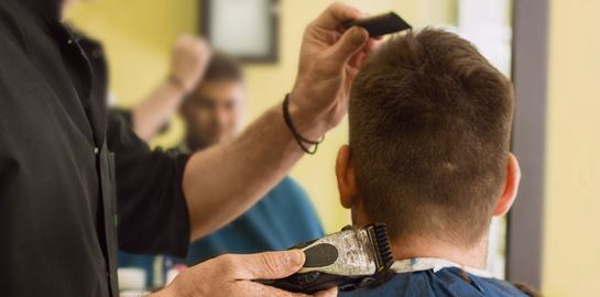 Τα κουρέματα που καμουφλάρουν την αραίωση των μαλλιών