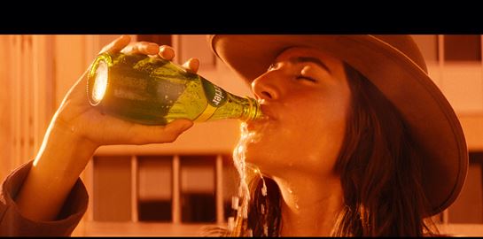 Το Perrier επιστρέφει με μία νέα εκδοχή της θρυλικής του διαφήμισης