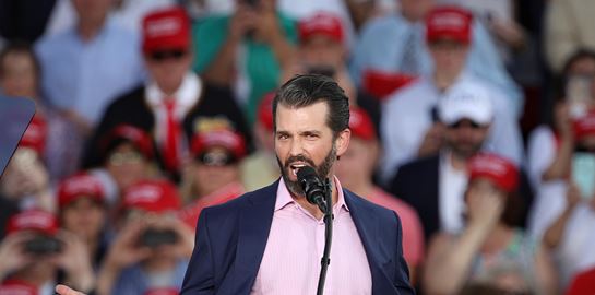 O Donald Trump Jr καλεί τον πατέρα του να εξαπολύσει &quot;ολοκληρωτικό πόλεμο&quot;
