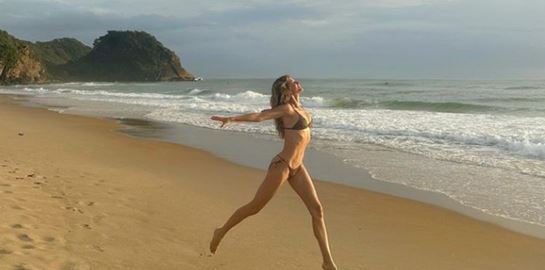 Gisele με μπικίνι στην παραλία Νοέμβριο μήνα ή αλλιώς καλοκαίρι για πάντα
