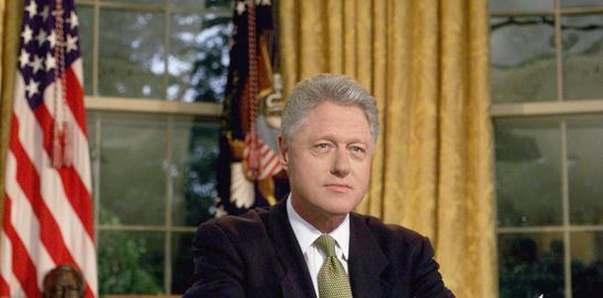 Ο Bill Clinton γράφει το νέο του βιβλίο, ένα πολιτικό θρίλερ