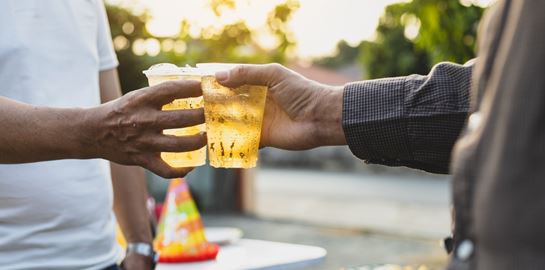 Η CIA ξέρει πόσο αντέχουμε ως Έλληνες στο ποτό