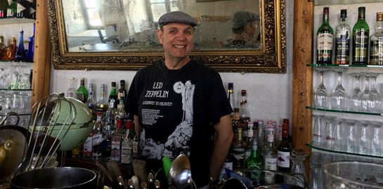 Ο πιο παλιός μπάρμαν των Κυκλάδων είναι ένας πραγματικός Κουρσάρος της νύχτας