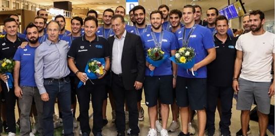 H αποθέωση της Εθνικής Ομάδας πόλο στο αεροδρόμιο ήταν δίκαιη και έγινε πράξη