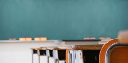 Η ανώτερη εκπαίδευση μας προστατεύει από τη νόσο Αλτσχάιμερ; Τα δεδομένα μιας νέας έρευνας που προκαλούν έκπληξη