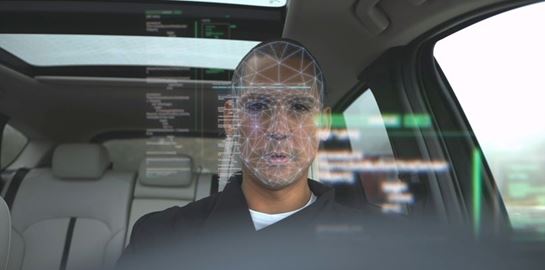 Ένα Mazda CX-60 αναγνωρίζει το πρόσωπο του Σωτήρη Κοντιζά