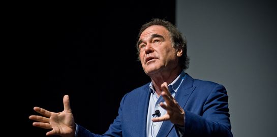 O Oliver Stone αποκάλυψε ότι έκανε το ρώσικο εμβόλιο για τον κορονοϊό