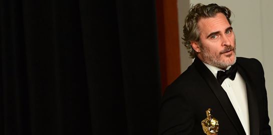 Η αμήχανη στιγμή που ο Joaquin Phoenix έπρεπε να παραλάβει το Oscar του