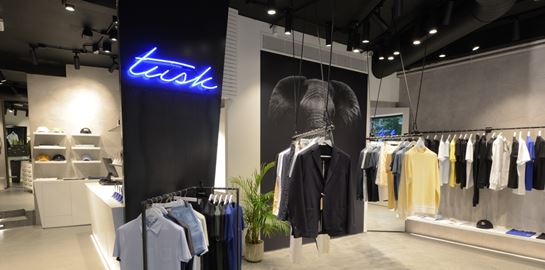 Η πρεσβεία του smart casual επιστρέφει στο Κολωνάκι