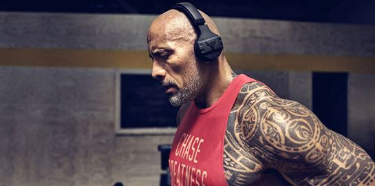 O The Rock μόλις λάνσαρε τα νέα του ακουστικά - ιδανικά για γυμναστήριο