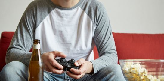 Οι διατροφικοί κίνδυνοι του να κάθεσαι συνέχεια σπίτι