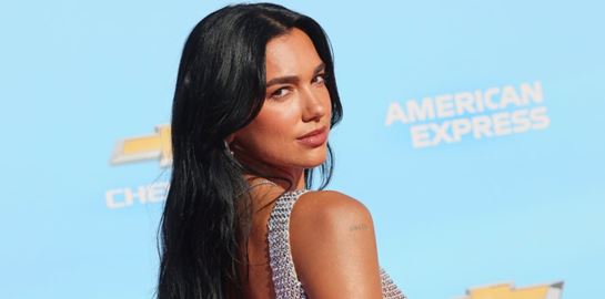 H Dua Lipa και το ημιδιάφανο φόρεμά της είναι ό,τι πιο σέξι είδαμε τελευταία