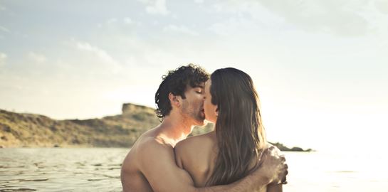 Το καλοκαίρι κάνουμε όντως περισσότερο σεξ;