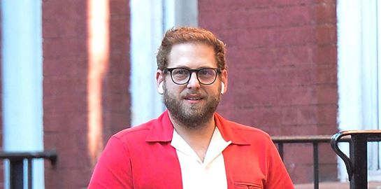 Ο Jonah Hill μόλις έκανε τον κατεξοχήν καλοκαιρινό συνδυασμό χρωμάτων