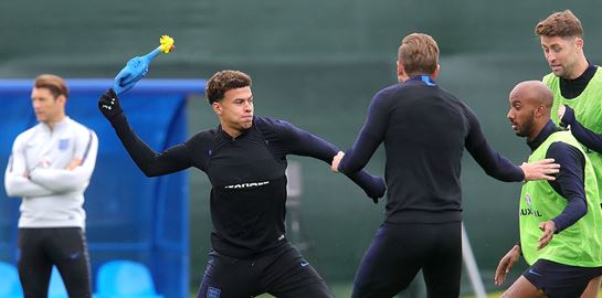 Οι Άγγλοι προετοιμάζονται για τον ημιτελικό πετώντας λαστιχένια κοτόπουλα μεταξύ τους