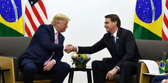 Ο Jair Bolsonaro επιμένει στην υδροξυχλωροκίνη, ο Donald Trump του στέλνει 2 εκ. δόσεις