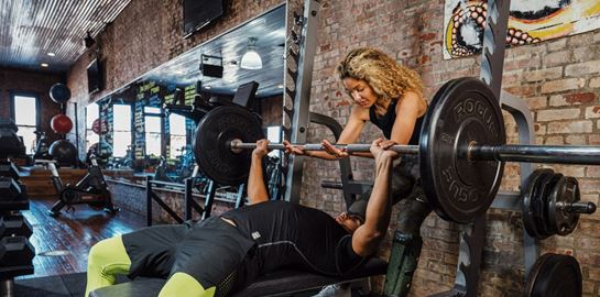 Χρήσιμα tips για να σποτάρεις με ασφάλεια κάποιον που κάνει μπάρα στήθους στο γυμναστήριο