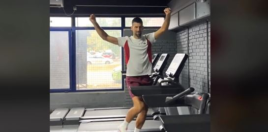 Ο Νόβακ Τζόκοβιτς που χορεύει συρτάκι στον διάδρομο γυμναστικής είναι ό,τι καλύτερο (video)