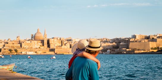 Η Μάλτα κλείνει τα σύνορά της στους ανεμβολίαστους επισκέπτες