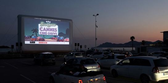 Το πάρκινγκ του Φεστιβάλ των Καννών έγινε drive in cinema