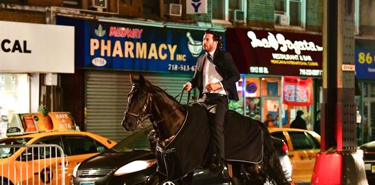 Τίποτα σπουδαίο, απλά ο Keanu Reeves έκανε βόλτες με άλογο στη Νέα Υόρκη