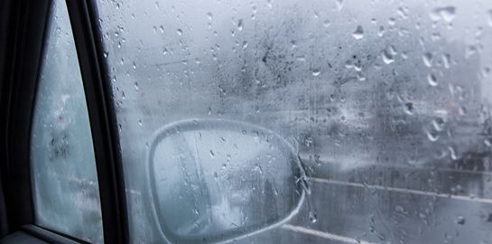 Πώς ξεθολώνει το παρμπρίζ του αυτοκινήτου μέσα σε 10 δευτερόλεπτα, σύμφωνα με το TikTok