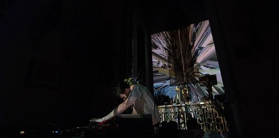 Τι δουλειά έχει η ηλεκτρονική μουσική σε μία Αγγλικανική εκκλησία του 19ου αιώνα;