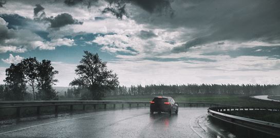 Απλές συμβουλές για οδήγηση στη βροχή