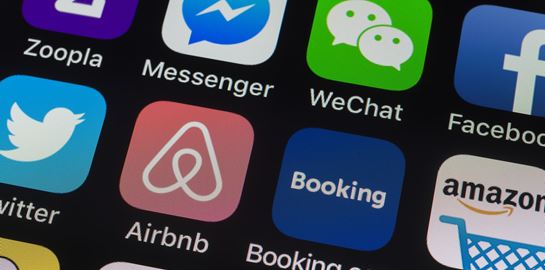 Πώς οι τρεις ιδρυτές της Airbnb διπλασίασαν τις περιουσίες τους σε μία ημέρα