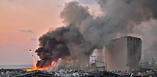 Ένα μήνα μετά, το λιμάνι της Βηρυτού καίγεται ξανά
