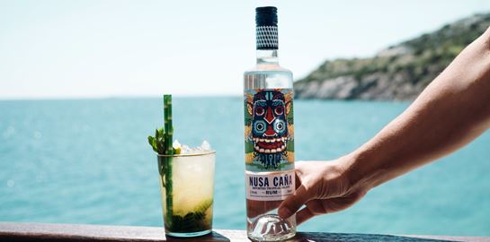 Το Ρούμι Nusa Caña ήρθε για να μας θυμίσει την ξεχασμένη ιστορία της παραγωγής ρουμιού στην Ινδονησία