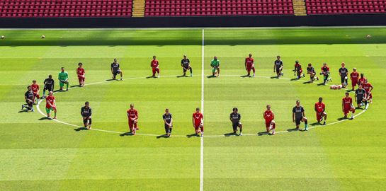 Οι παίκτες της Λίβερπουλ γονατίζουν τον ρατσισμό