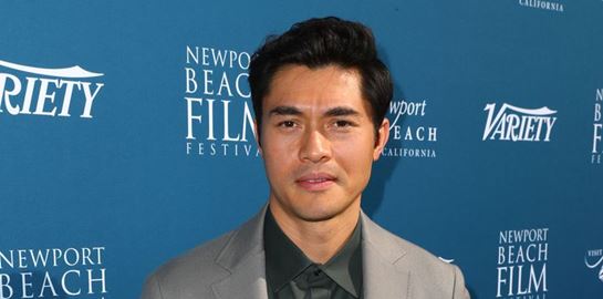 Το boxy κοστούμι του Henry Golding είναι η τελευταία λέξη της μόδας