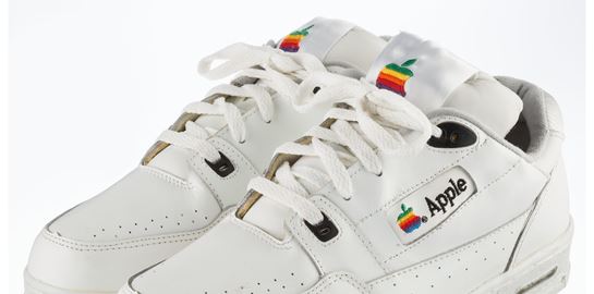 Ο Οίκος Versace φημολογείται ότι θα επαναλανσάρει τα θρυλικά sneakers της Apple